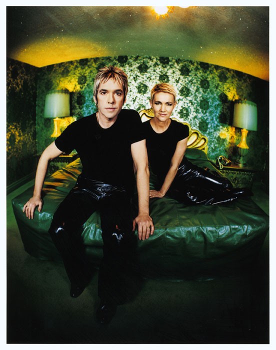 Roxette_Sitting_on_bed_full